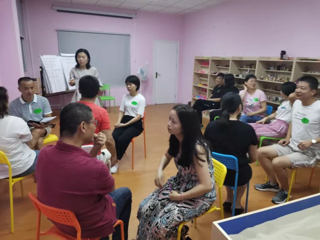 《智慧父母學(xué)堂》 賦能家長，成就孩子——家庭教育父母沙龍課堂的實踐與價值